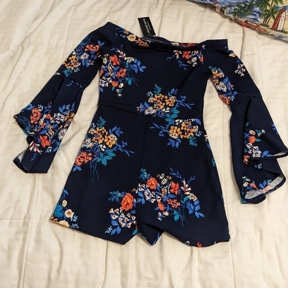 Fashion Nova shorts romper with either a boat neck or off the shoulder sz Small - Picture 7 of 9